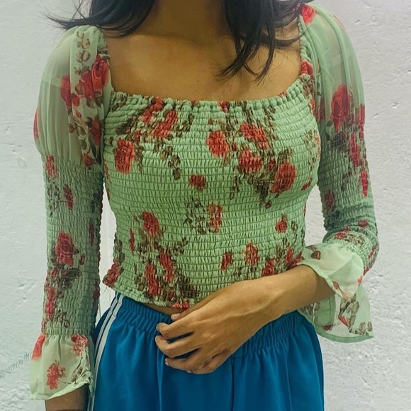 Smocked top (can be worn off or on shoulder)
Size - 32B/C to 34B/C